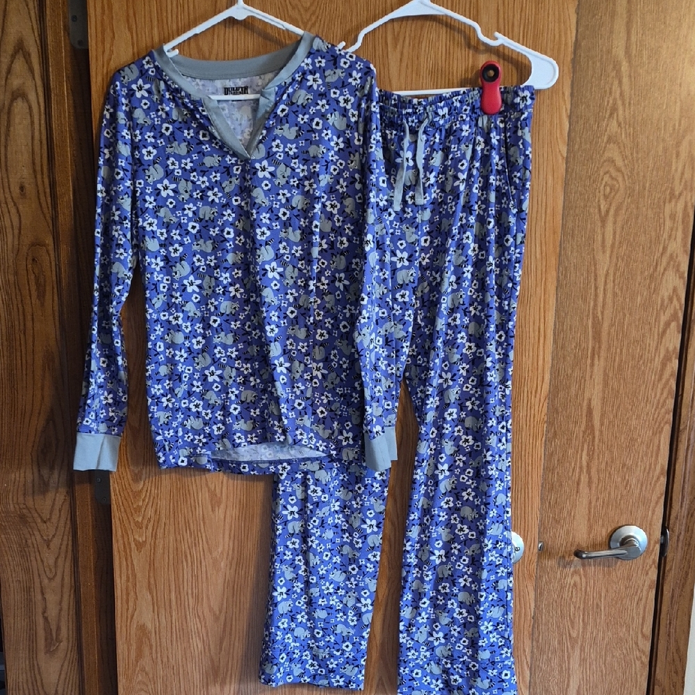 Duluth Trading Co Blue and White Floral Pajama Set